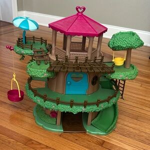 Playset: Toy treehouse for Li'l Woodzeez figurines for imaginary play.